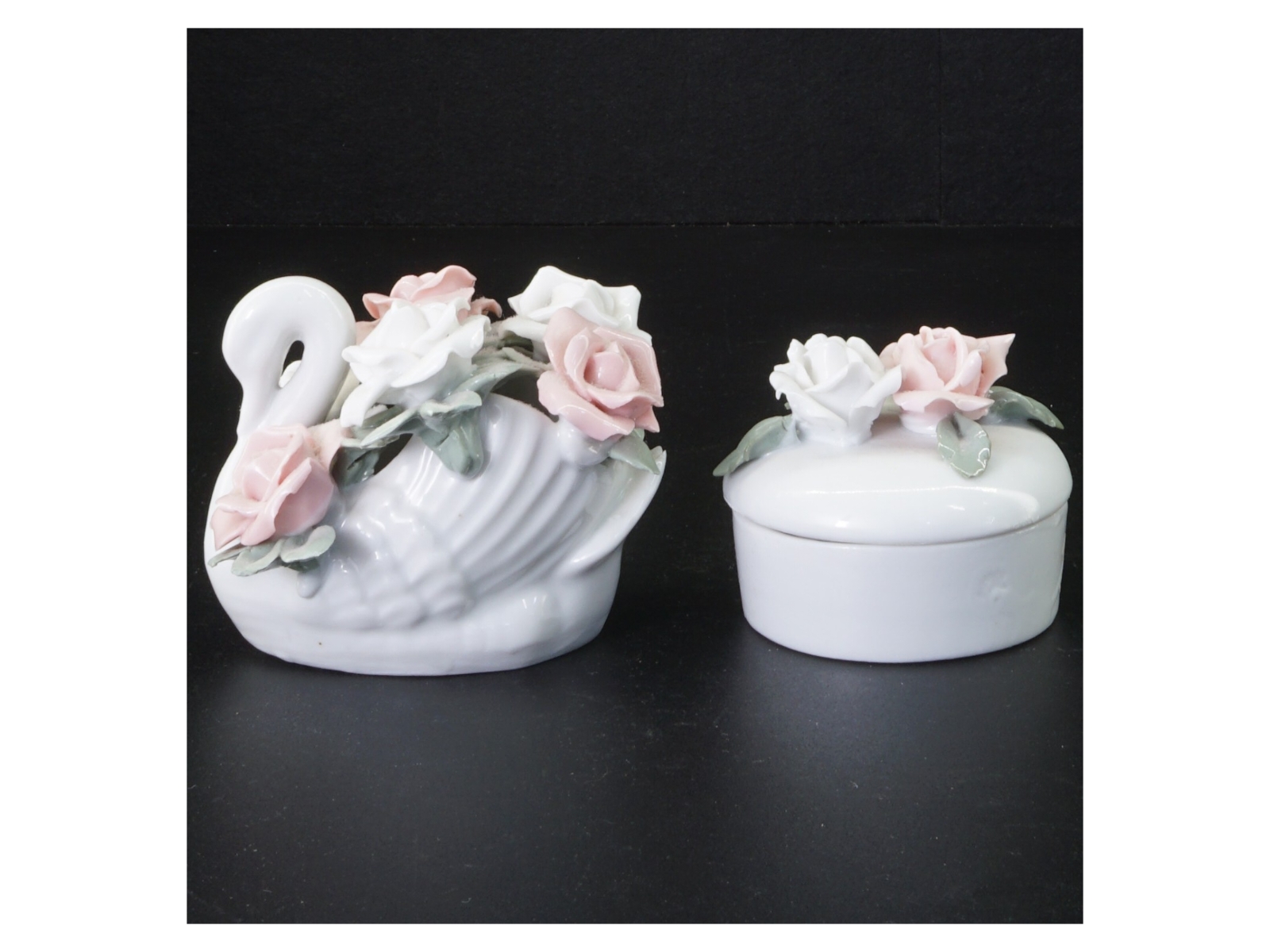Porcelænssvane med blomsterdekoration og krukke (str. Svane 9 x 8 x 8 cm krukke 7 x 6 cm)