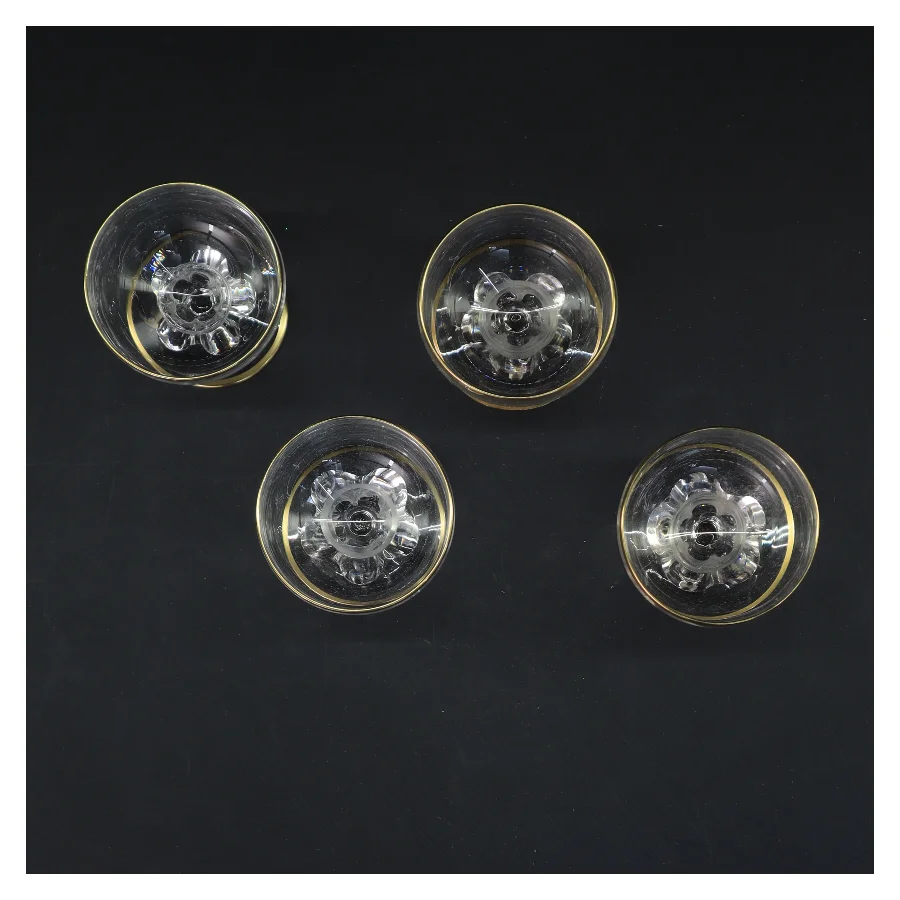 Sæt af fire glas med guld kant (str. 4 stk Ø 6,5 cm længde 8,5 cm)