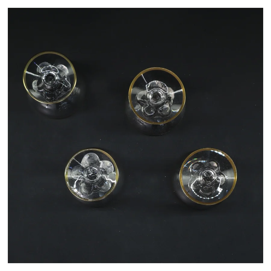 Sæt af fire glas med guld kant (str. 4 stk Ø 6,5 cm længde 8,5 cm)