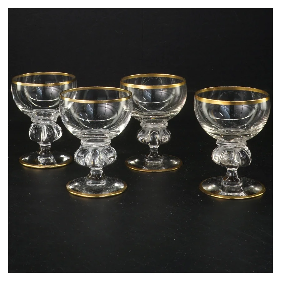 Sæt af fire glas med guld kant (str. 4 stk Ø 6,5 cm længde 8,5 cm)