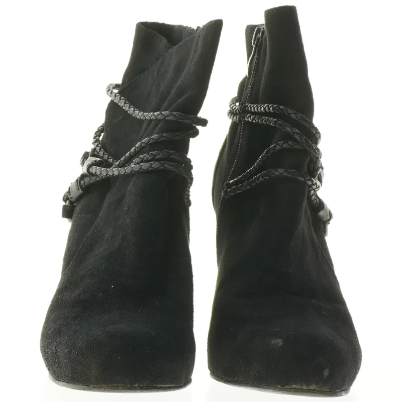 Sort ankelstøvler med høj hæl fra Tamaris (str. 40 )