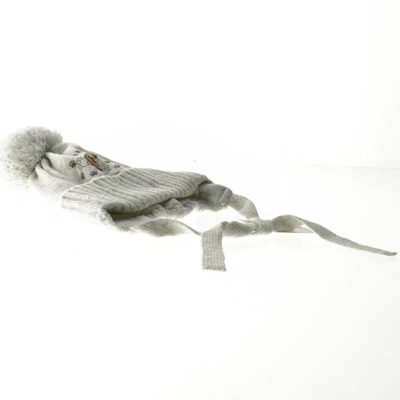 Hue med øreklapper og pompon (str. 3-6 måneder)