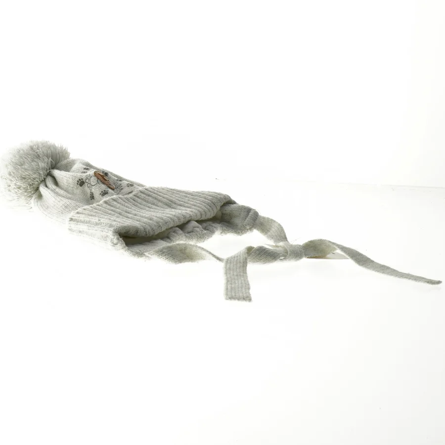 Hue med øreklapper og pompon (str. 3-6 måneder)