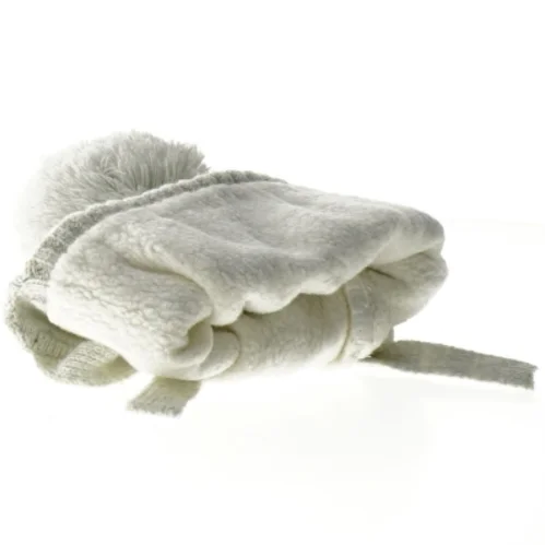 Hue med øreklapper og pompon (str. 3-6 måneder)