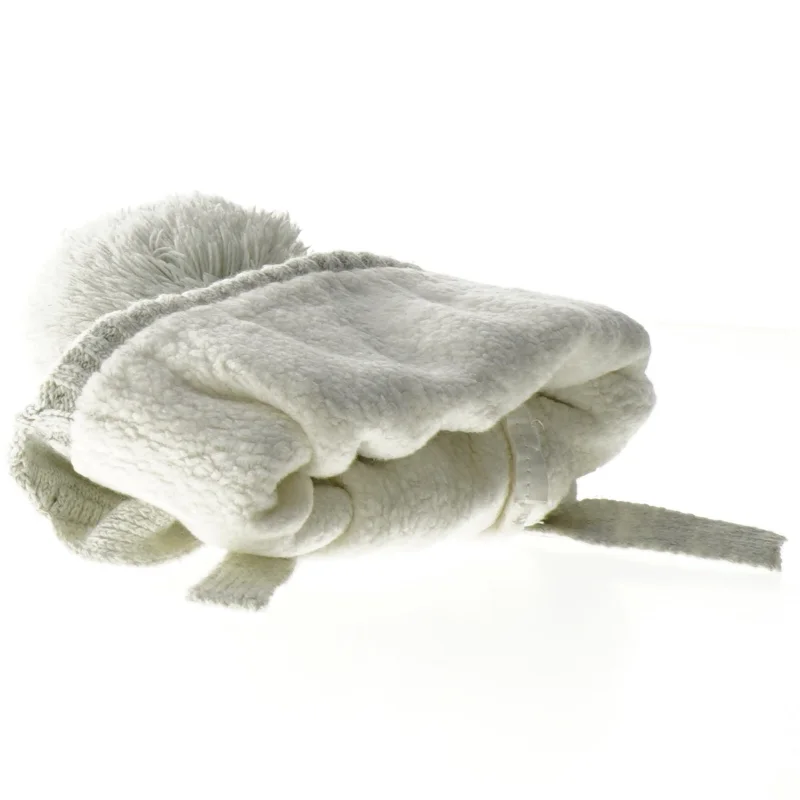 Hue med øreklapper og pompon (str. 3-6 måneder)