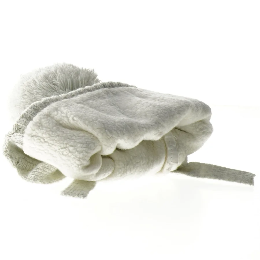 Hue med øreklapper og pompon (str. 3-6 måneder)