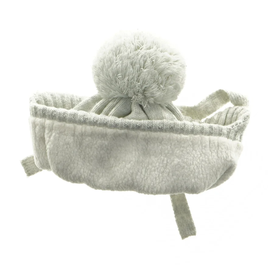 Hue med øreklapper og pompon (str. 3-6 måneder)