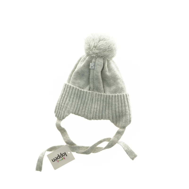 Hue med øreklapper og pompon (str. 3-6 måneder)