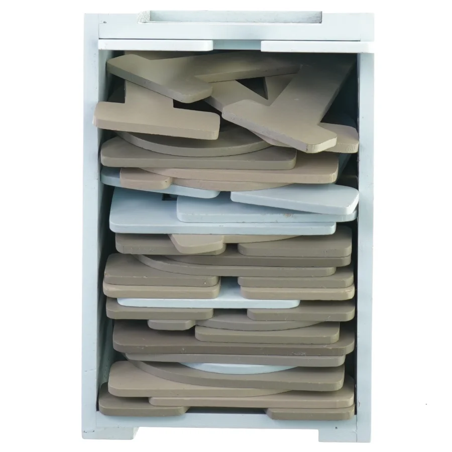 Kasse med bogstaver (str. 22 x 15 x 12 cm)