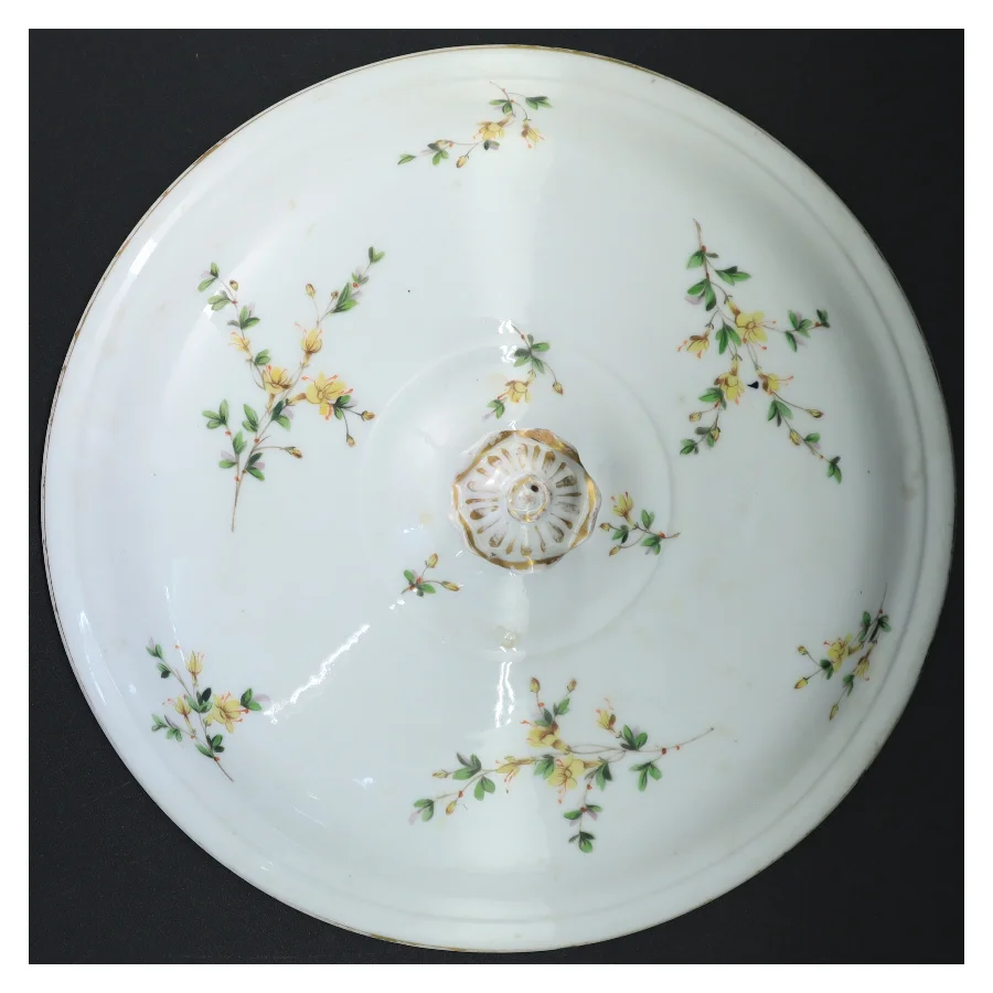 Porcelænslåg med blomstermotiv (str. Ø 28 cm)