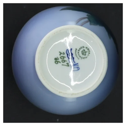 Blomsterdekoreret porcelænsvase fra Royal Copenhagen (str. 18 x 10 cm)