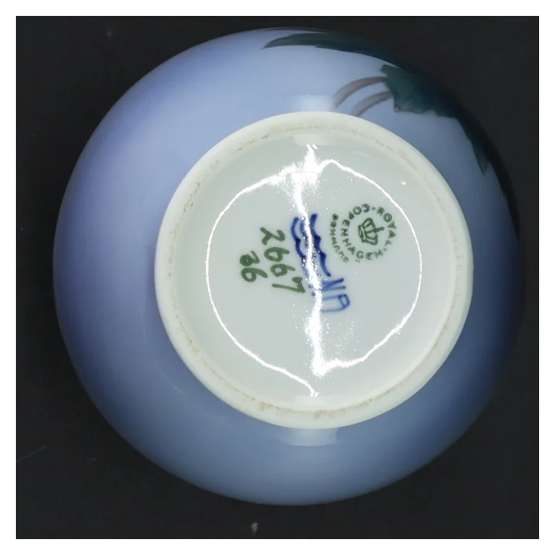 Blomsterdekoreret porcelænsvase fra Royal Copenhagen (str. 18 x 10 cm)