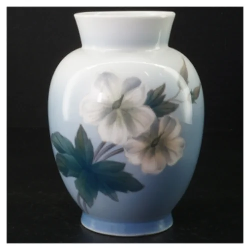 Blomsterdekoreret porcelænsvase fra Royal Copenhagen (str. 18 x 10 cm)