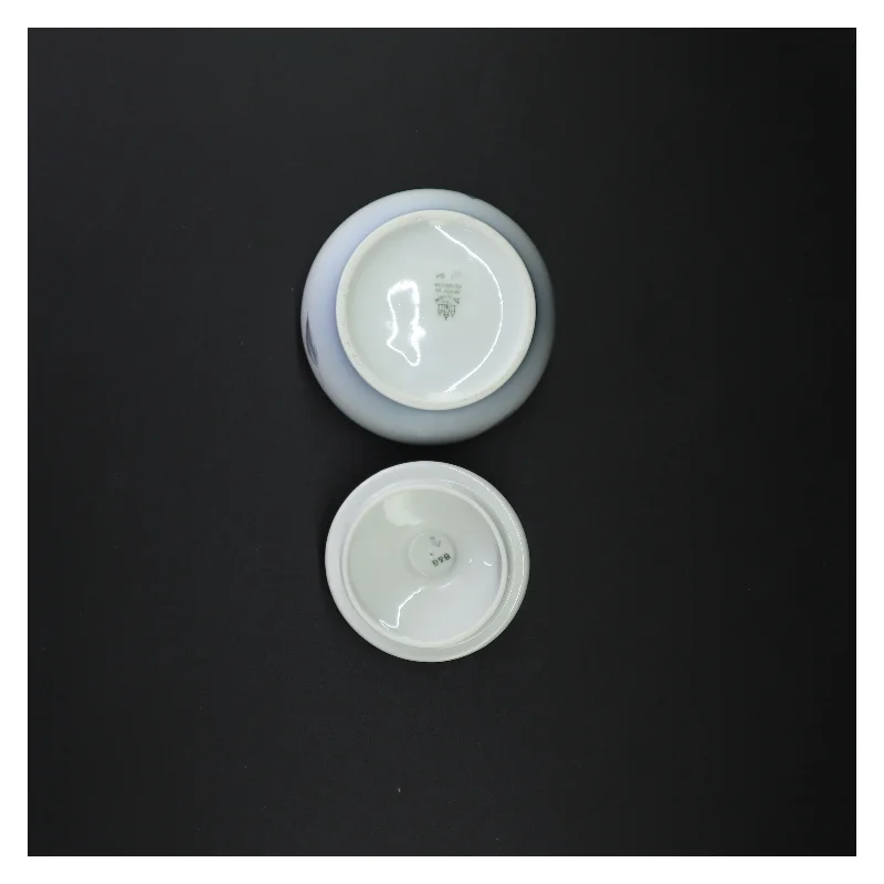 Hvid sukkerskål med låg  fra Bing Og Grøndahl- Løvfald (str. 10 x 11 cm)