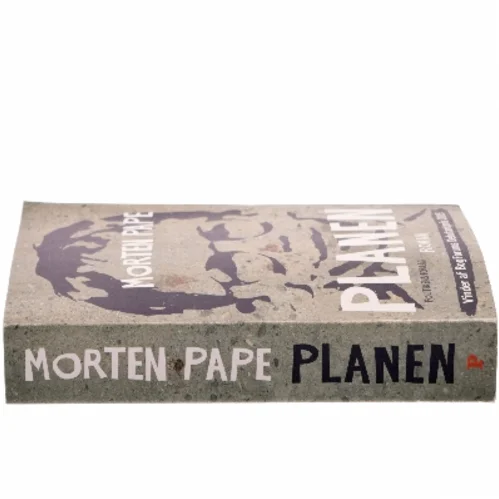 Planen : roman (Klassesæt) af Morten Pape (f. 1986) (Bog)