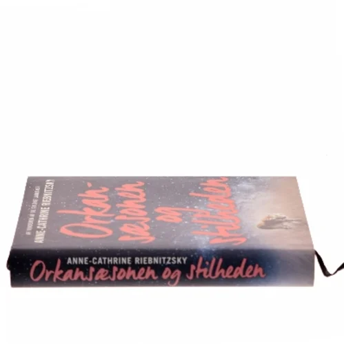 Orkansæsonen og stilheden : roman af Anne-Cathrine Riebnitzsky (Bog)