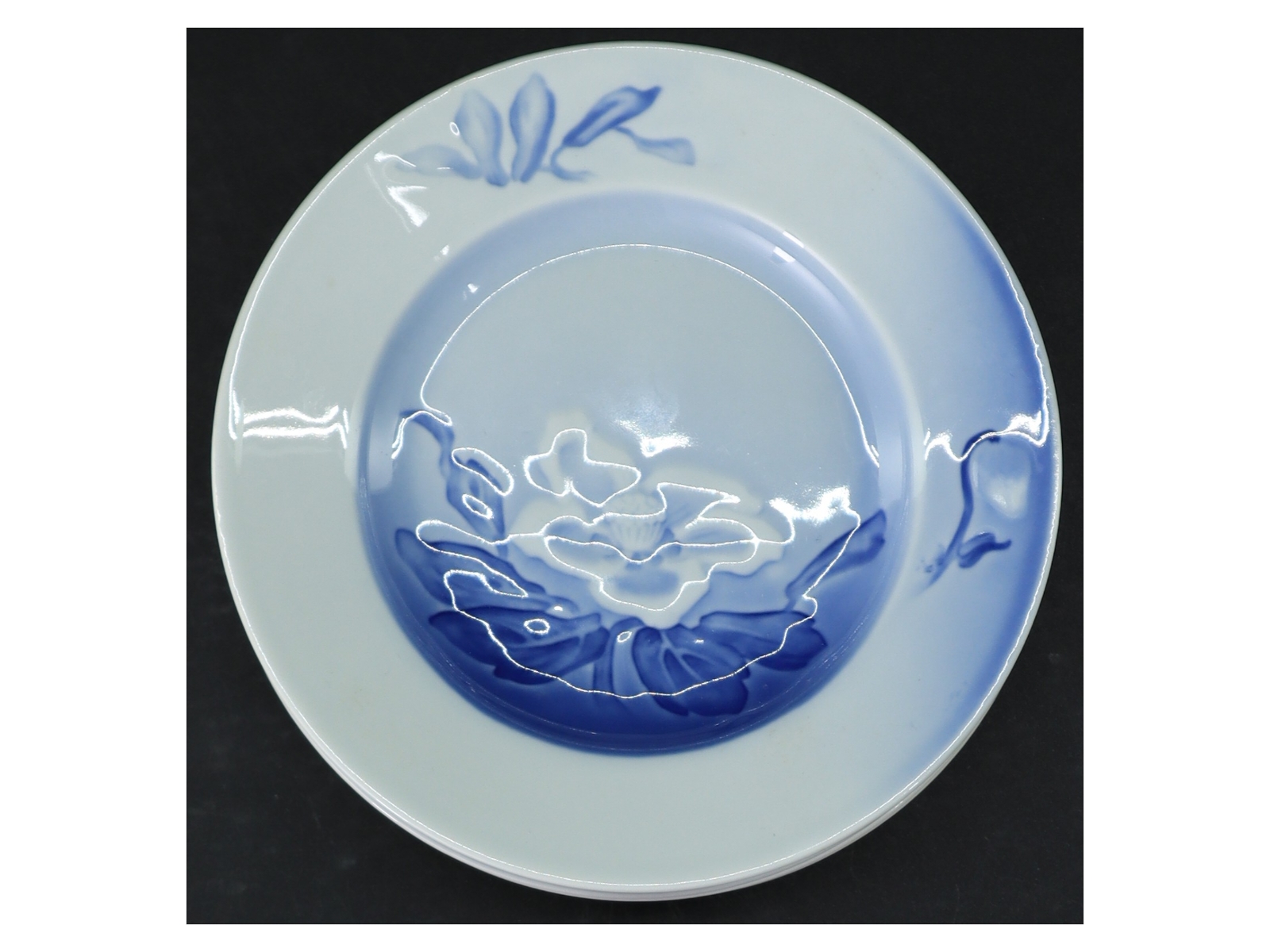 Blå og hvide porcelæns tallerkener fra B&G (str. Ø. 16 cm)