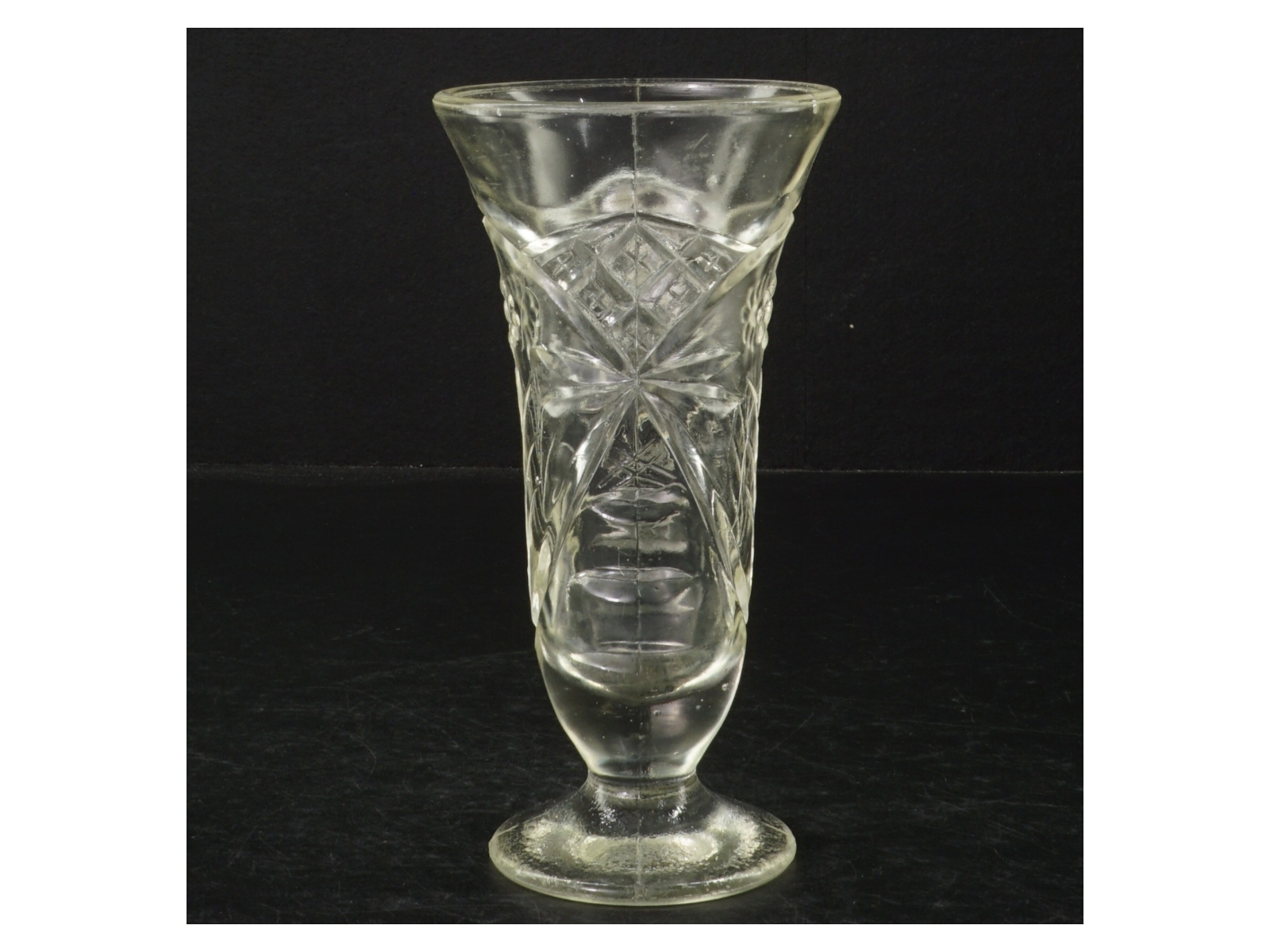 Glas vase (str. H. 16 cm. ø. 8,5 cm)