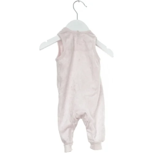 Lyserød heldragt til baby fra Hust & Claire (str. 50)