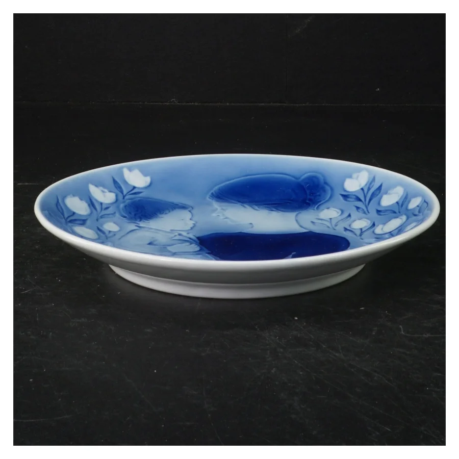 Blå dekorativ porcelænstallerken, mors dag 1972