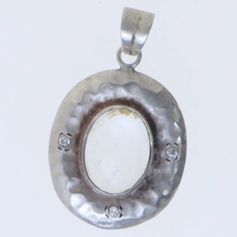 Sølvsmykke med krystaller (str. 4 cm)