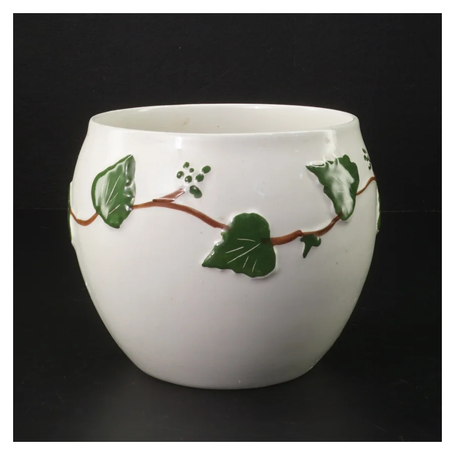 Keramisk vase med bladmønster (str. H. 12,5 cm. ø. 15,5 cm)
