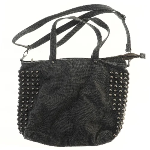 Sort skuldertaske med nitter (str. 46,5x36 cm)