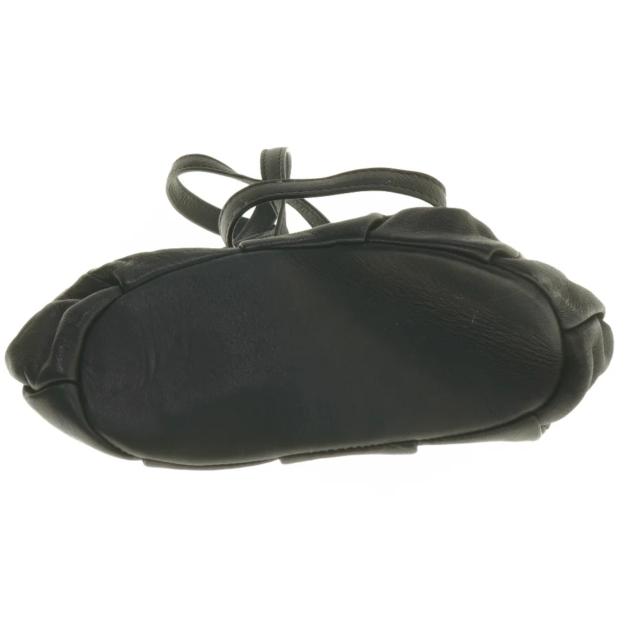 Sort skuldertaske med nitter (str. 25x18 cm)