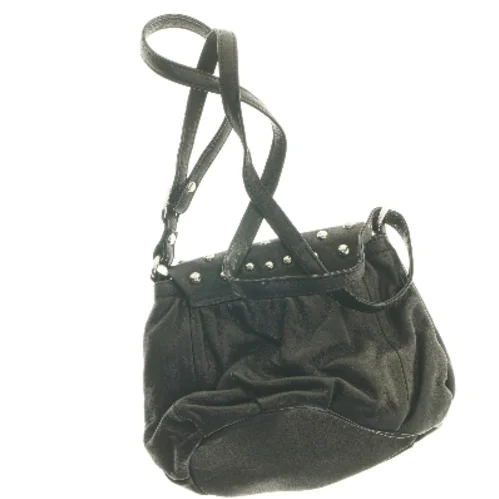 Sort skuldertaske med nitter (str. 25x18 cm)