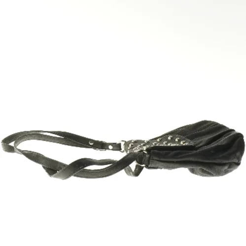 Sort skuldertaske med nitter (str. 25x18 cm)