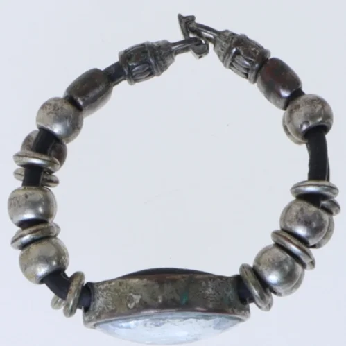 Armbånd med stor sten (str. Ø 6 cm)