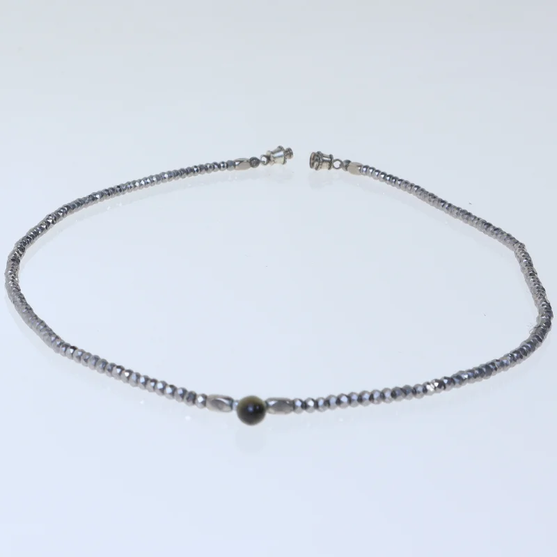 Perlekæde med vedhæng (str. 46 cm)