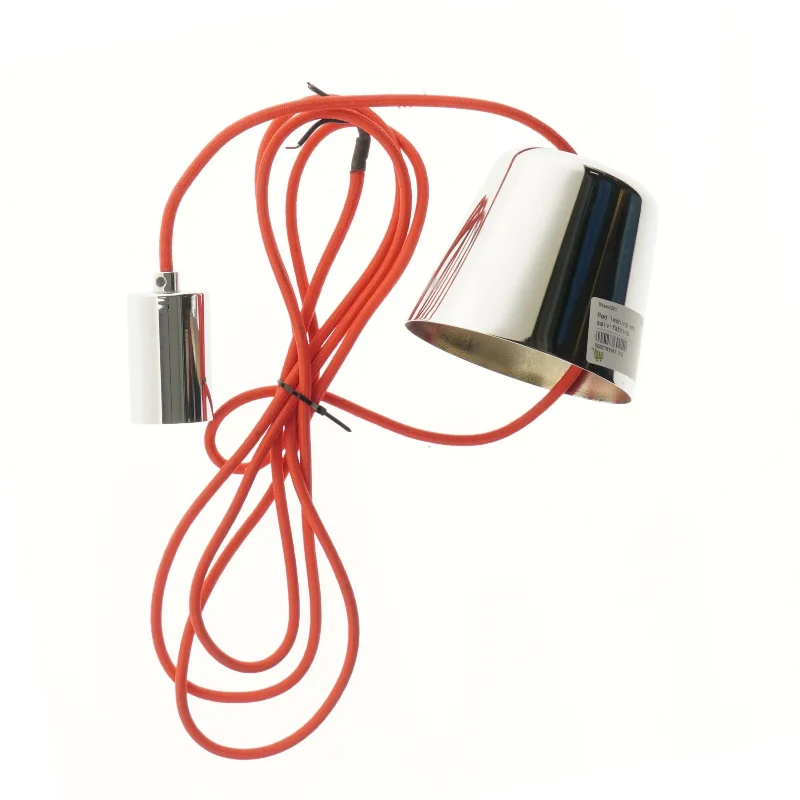 Lampe med rød  stofledning