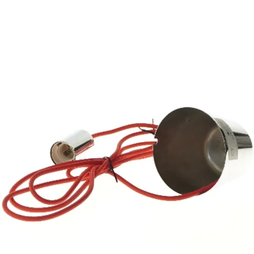 Lampe med rød  stofledning