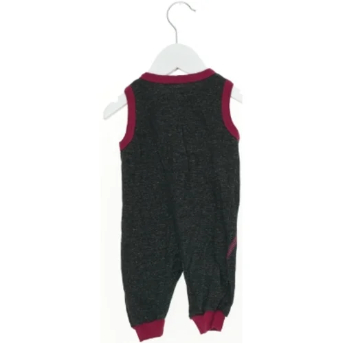 Buksedragt (str. 62 cm)