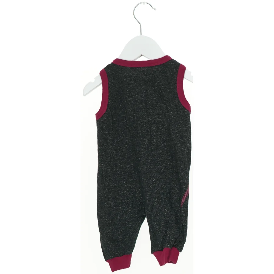 Buksedragt (str. 62 cm)