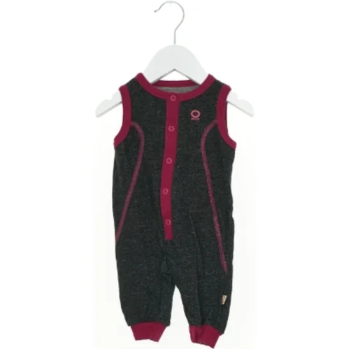 Buksedragt (str. 62 cm)