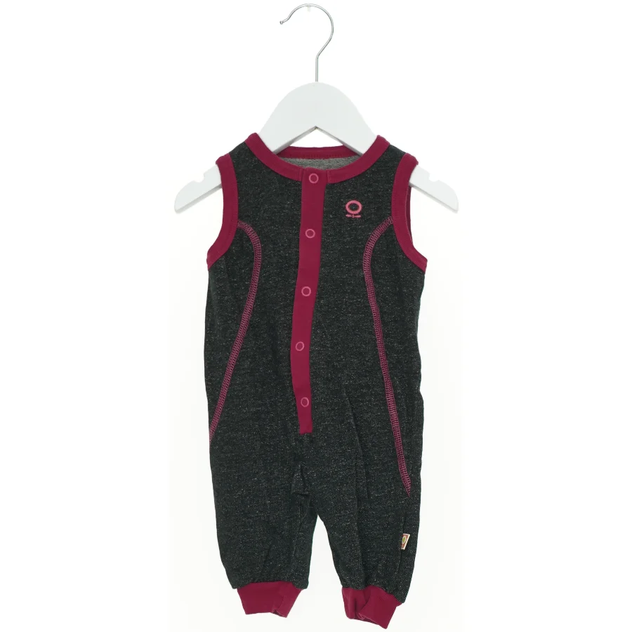 Buksedragt (str. 62 cm)