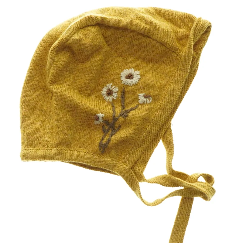 Gul babyhue med blomsterbroderi (str. 2-6 måneder)