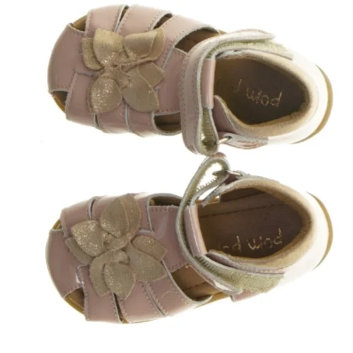 Pigebørnesandaler med blomsterdetalje (str. 21)