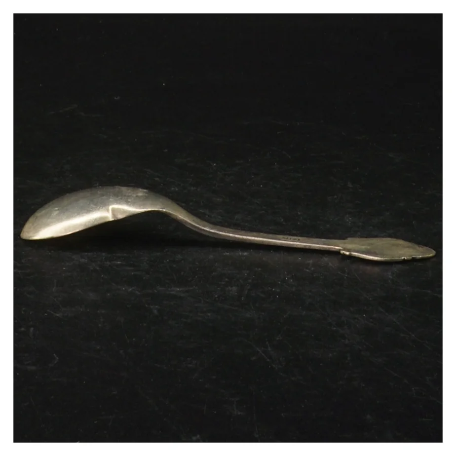 Sølvske med udskåret håndtag