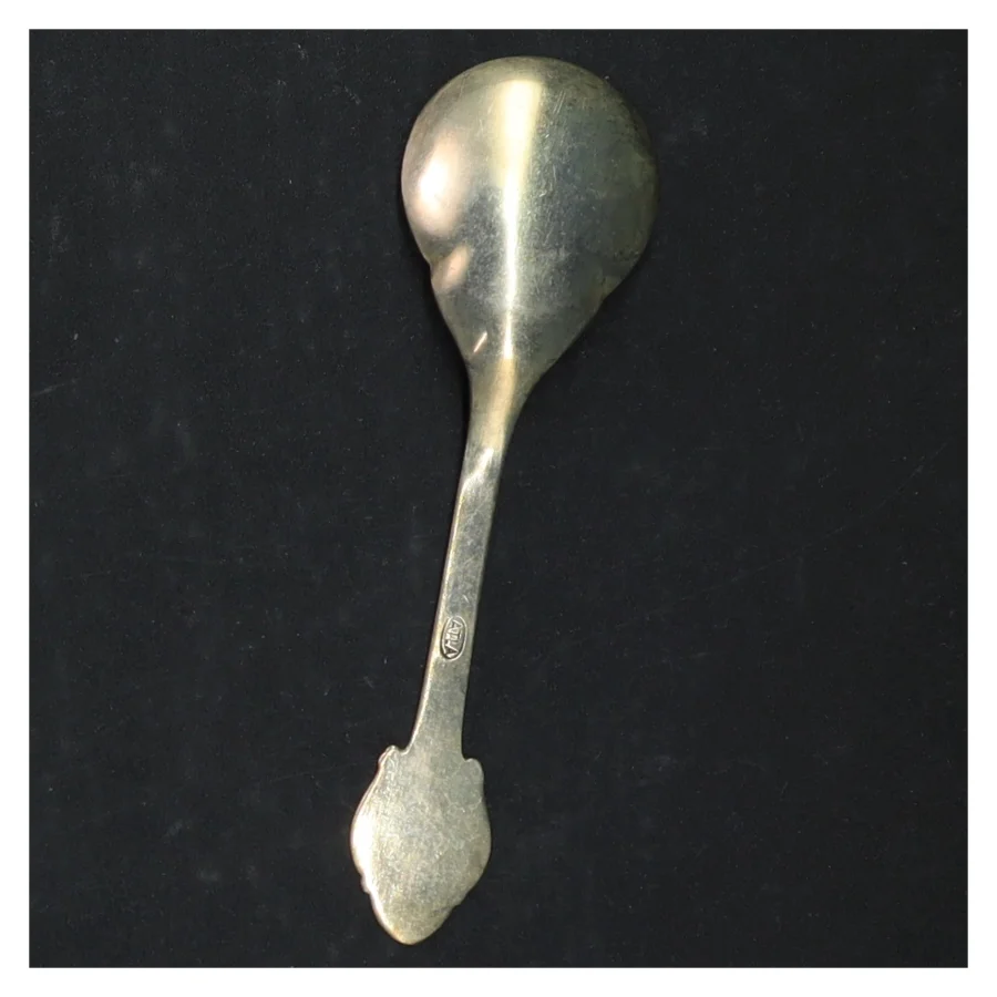 Sølvske med udskåret håndtag