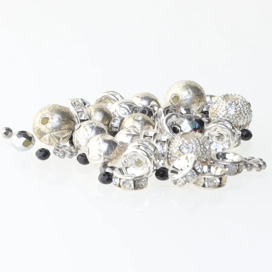 Blandede smykkestykker og perler