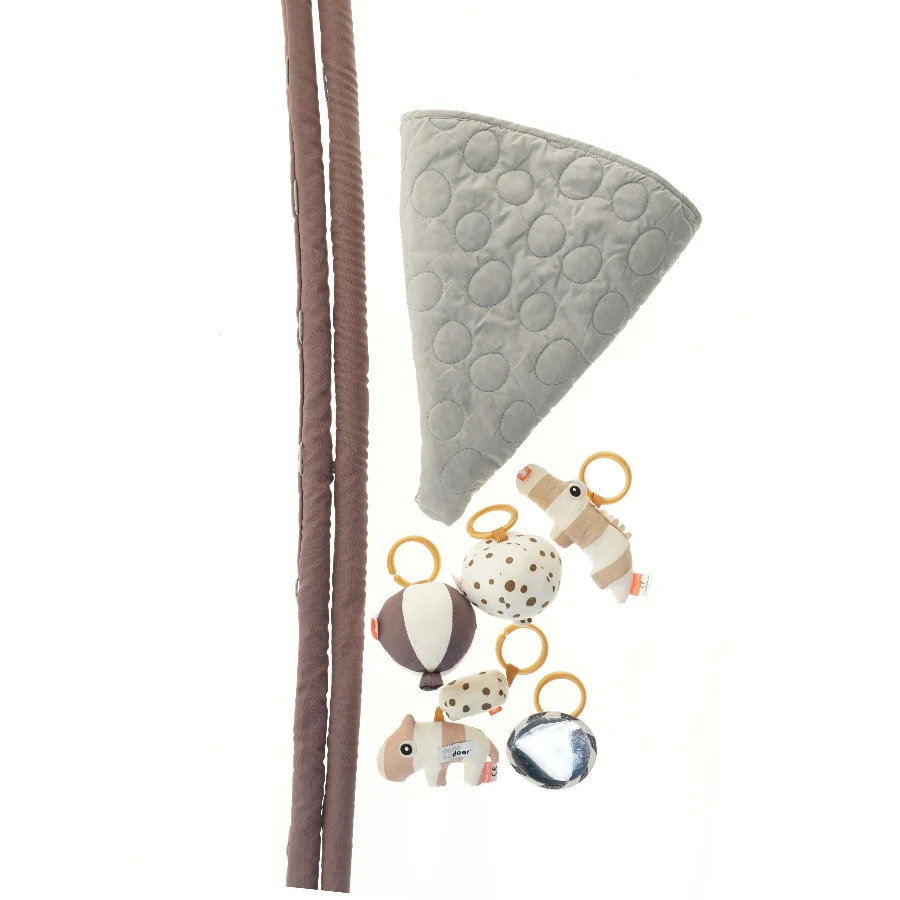 Aktivitetslegetøj til baby fra Done By Deer (str. 140 cm)