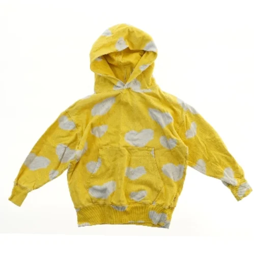 Gul hættetrøje med skyprint fra Molo (str. 128)