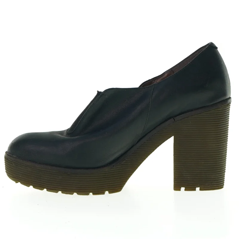 Højhælet fra Deena And Ozzy (str. 39)