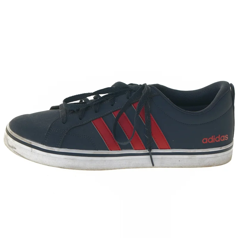 Adidas sneakers i navyblå og rød fra Adidas (str. 45,5 )