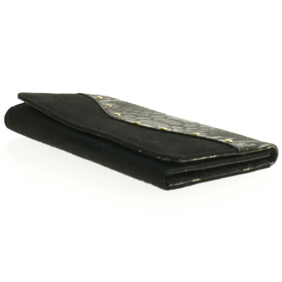 Sort læderpung med krokodillemønster (str. 18,5 x 11 cm)