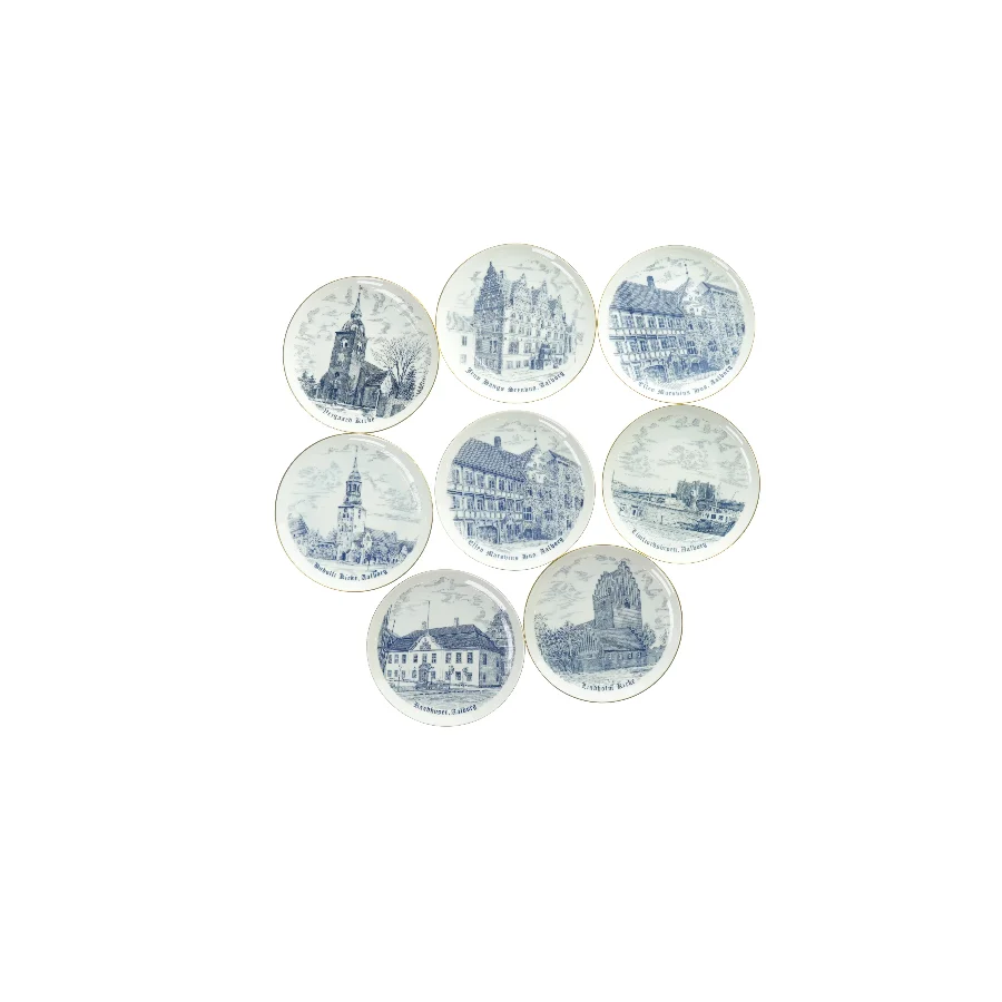 8 forskellige tallerkner med motiv fra Copenhagen Porcelæn (str. O 17)