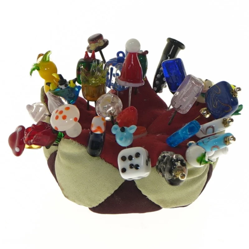 Pude med dekorerede knappenåle (str. Ø 9 cm)